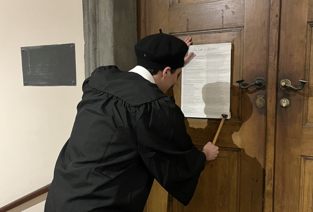 Es wurde mit einem symbolischen Thesenanschlag vor dem Kärntner Landtag auf Missstände in der Bildungspolitik aufmerksam gemacht.  | Foto: zVg