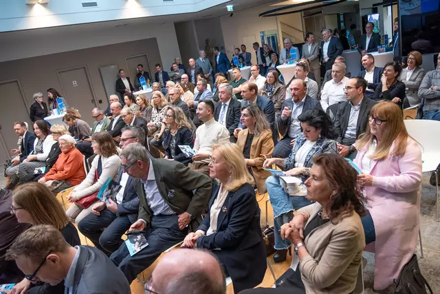 Das große Interesse zu den aktuellen Thematiken zeigte sich durch eine bis auf den letzten Platz gefüllte Sparkassen Lounge. | Foto: Sparkasse