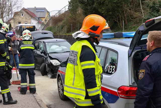 Eine Lenkerin schrottete ihren Suzuki in Thalheim bei Wels, indem sie den Pkw in eine Steinmauer legte - es dürfte Alkohol im Spiel gewesen sein.