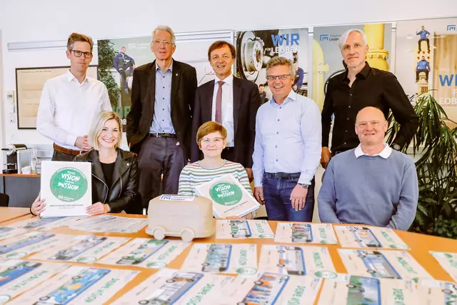 Michael Braunsberger Bcs, Claus Kastner, Stadtwerkedirektor Ronald Schindler, HLW-Direktor Johannes Hanel, Andreas Mitteregger (v.l.) sitzend: Kerstin Neukamp, Vizebürgermeisterin Birgit Sandler und Erich Stachel. | Foto: Armin Russold