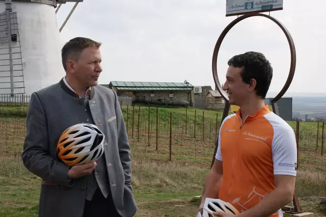 Lob von Bürgermeister Stefan Lang an Tourismusstadtrat und Geschäftsführer Retzer Land Daniel Wöhrer für sein Engagement im Tourismus. | Foto: Alexandra Goll