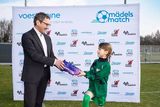 Alexander Pieslinger, Leiter Personalmanagement Steel Division der voestalpine, überreicht Neueinsteigerin Anne Hofko vom SV Pasching 16 neue Fußballschuhe. | Foto: OÖ Fußballverband