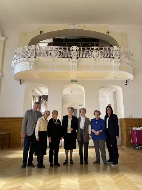 Im Festsaal der Klinik Landstraße traf man anlässlich des 60-jährigen Jubiläums wieder zusammen. Bezirksvorsteher Erich Hohenberger (SPÖ) (l.) und Pflegedirektorin Elisabeth Schartl (r.) waren mit dabei.  | Foto: BV3