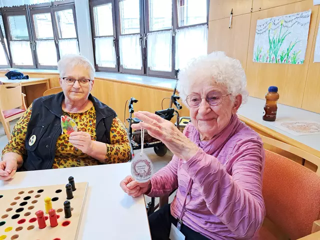 Bewohnerin Eva Maria Winter und ehrenamtliche Mitarbeiterin Elisabeth Rausch bewunderten die selbstgebastelten Geschenke der Kindergartenkinder, die den Bewohnerinnen und Bewohnern überreicht wurden. | Foto: PBZ Mistelbach