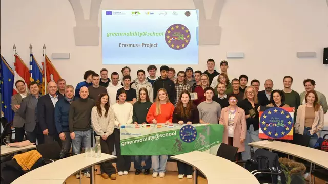 Teilnehmende am Projekt Greenmobility@school mit VertreterInnen der Stadtpolitik und Verwaltung St. Pöltens.  | Foto: Josef Vorlaufer