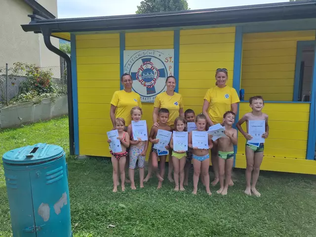 Helferin Monika Kurtovic, Einsatzstellenleiterin Nicole Simone Diex, Stv. Brigitte Magerle (v. l.) mit den Kindern vom Schwimmkurs 2024 | Foto: Privat
