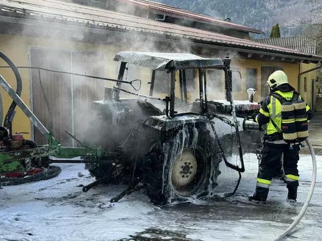Ein 36-jähriger Mechaniker führte Reparaturarbeiten an einem Traktor durch.  | Foto: Feuerwehr Möllbrücke
