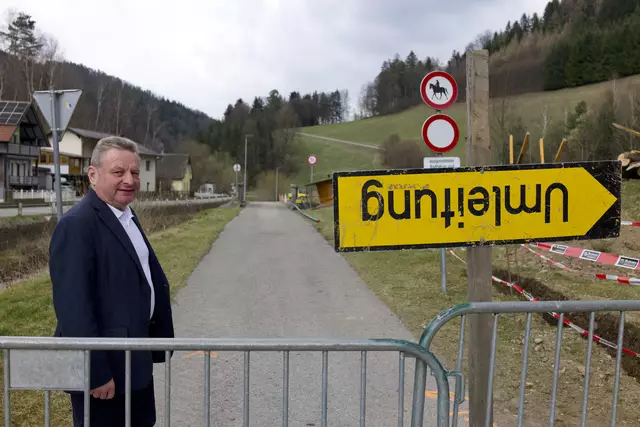 Bürgermeister Alfred Brandstätter bei der Baustelle für Wasser und Breitband. | Foto: Santrucek