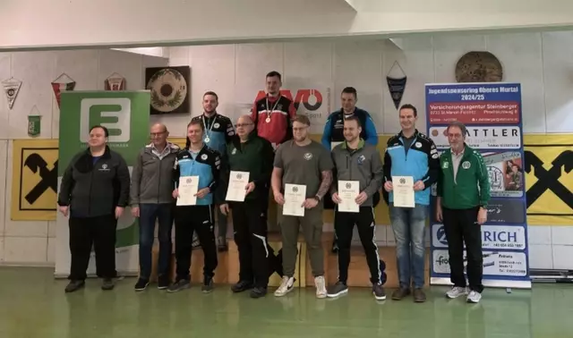 Alexander Karlon (roter Anzug) gewann die Landesmeisterschaft im 10m Luftgewehr der Männer. | Foto: Steiermärkischer Schützenbund