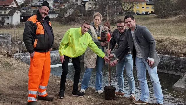 Kürzlich nahm die Junge ÖVP Freistadt an einer Baumpflanzaktion teil – Johanna Jachs (3.v.l.) übernimmt die Baumpatenschaft. | Foto: Junge ÖVP Freistadt