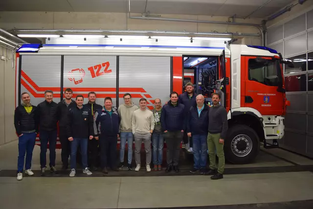 Samuel Schorratz und Dominik Santner mit dem Ausschuss der Freiwilligen Feuerwehr Seeboden | Foto: HAK Spittal