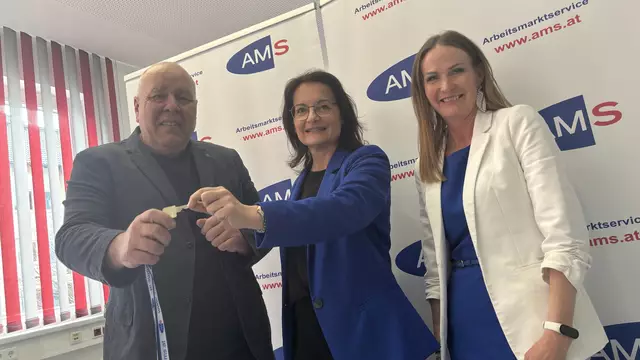 Symbolische Schlüsselübergabe im AMS Tamsweg. V. li.: Andreas Hinterndorfer (bisheriger Leiter des AMS Tamsweg), Christine Schultes (zukünftige Leiterin des AMS Tamsweg) und AMS-Landesgeschäftsführerin Jacqueline Beyer. | Foto: pjw