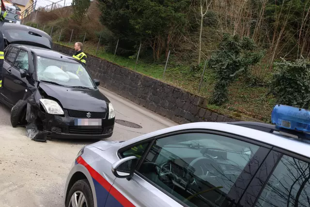 Eine Lenkerin schrottete ihren Suzuki in Thalheim bei Wels, indem sie den Pkw in eine Steinmauer legte - es dürfte Alkohol im Spiel gewesen sein.