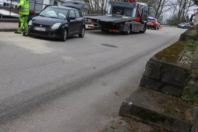 Eine Lenkerin schrottete ihren Suzuki in Thalheim bei Wels, indem sie den Pkw in eine Steinmauer legte - es dürfte Alkohol im Spiel gewesen sein.