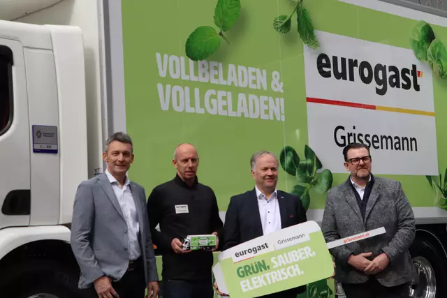 Peter Krug (Eurogast Österreich), Harald Huber (Fuhrparkleiter Grissemann), Thomas Walser (Geschäftsführer Grissemann) und Dragan Gajic (Renault Österreich). | Foto: Seelos
