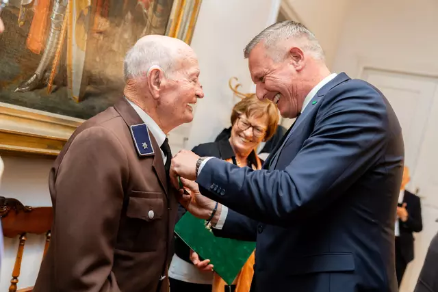 Landeshauptmann Mario Kunasek überreichte Peter Riedl an seinem 101. Geburtstag eine Medaille sowie eine Urkunde für 85 Jahre Mitgliedschaft bei der Freiwilligen Feuerwehr.  | Foto: Land Steiermark/Robert Binder