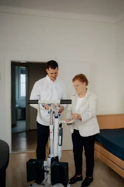 Die persönliche Begleitung von der Auswahl bis zur Anwendung wird durch ein kompetentes Team sichergestellt, das den Kundinnen und Kunden mit Rat und Unterstützung zur Seite steht | Foto: Das Pflegekabinett