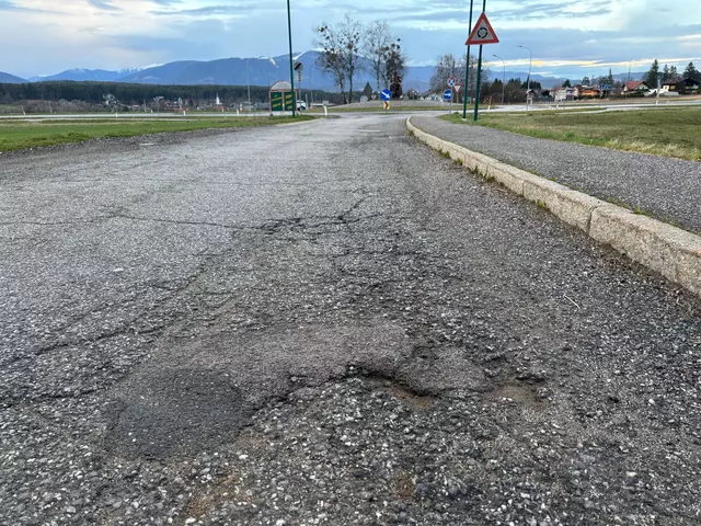 Auch der Pogöriacher Straße (Finkenstein) geht es nicht viel besser... | Foto: Privat