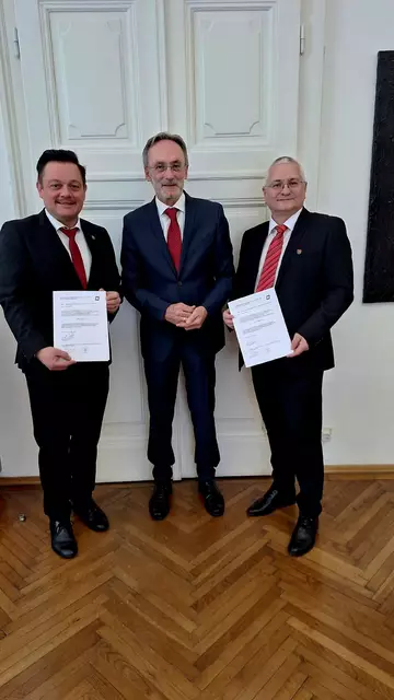 Bürgermeister Herbert Pfeffer, Bezirkshauptmann Josef Kronister und Vizebürgermeister Thomas Woisetschläger bei der Angelobung | Foto: privat