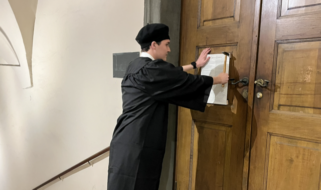 Michael Griesser forderte als Martin Luther verkleidet eine Reformation des Schulsystems. | Foto: zVg