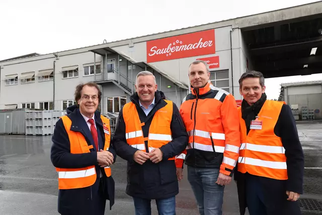 Hans Roth mit LH Mario Kunasek sowie Klaus Schruf und Andreas Opelt von Saubermacher vor der Recyclinganlage in Premstätten | Foto: Saubermacher
