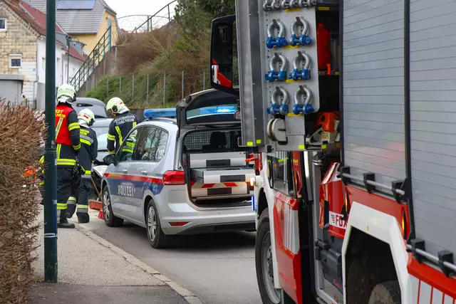 Eine Lenkerin schrottete ihren Suzuki in Thalheim bei Wels, indem sie den Pkw in eine Steinmauer legte - es dürfte Alkohol im Spiel gewesen sein.
