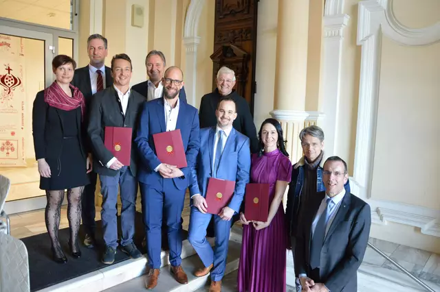 Die neuen Oberärzte (mittig v.l.n.r.:) Michael Schreibmayer, Matthias Coenen, Daniel Schmid und Oberärztin Barbara Kohlweg und Björn Hilmar mit den Abteilungsvorständen Primar Michael Zink und Primar Freydun Ronaghi sowie Rechtsträgervertreter der Barmherzigen Brüder P. Prior Paulus Kohler und Elfriede Taxacher, Manfred Kraßnitzer | Foto: Barmherzige Brüder