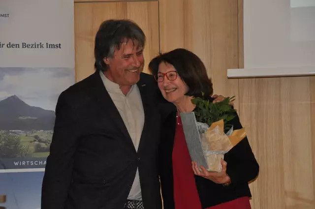 Obfrau-Stellvertreter Ingo Mayr bedankt sich bei der scheidenden Obfrau Brigitte Flür für die großartige Zusammenarbeit.