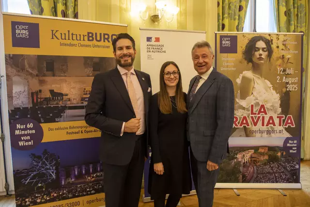 Bei der Spielplanpräsentation in der Französischen Botschaft in Wien stellte Clemens Unterreiner die hochkarätige Besetzung für La Traviata vor und präsentierte das vielfältige Rahmenprogramm. | Foto: Jürgen Hammerschmid