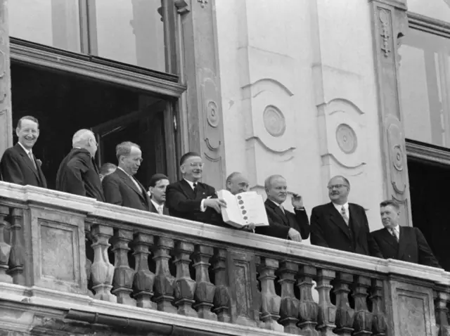 Leopold Figl zeigt den unterzeichneten Staatsvertrag am Balkon des Schlosses Belvedere. | Foto: Votava