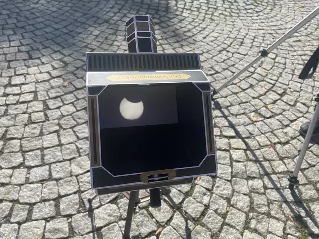 Im Sonnenprojektor konnte die partielle Sonnenfinsternis genau beobachtet werden.
