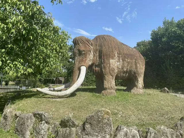 Dieses Mammut ist das Markenzeichen des Urzeitmuseums in Nußdorf. | Foto: Müller