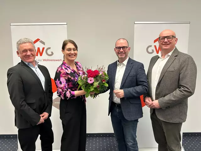 Bürgermeister Dietmar Prammer (2.v.re.) übergibt den Vorsitz im GWG-Aufsichtsrat an Vizebürgermeisterin Tina Blöchl (2.v.li). GWG-Geschäftsführer Nikolaus Stadler (li.) und Wolfgang Steiger (re.). | Foto: GWG Linz