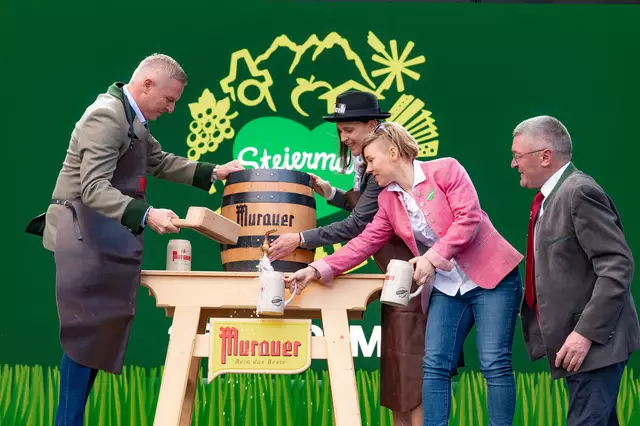 Ein weiteres Highlight war der Bieranstich mit Josef Rieberer von Murauer Bier (r.), den Sportlerinnen Nici Schmidhofer (2.v.r.) und Katharina Ofner sowie Landeshauptmann Mario Kunasek.   | Foto: STG | Michaela Lorber