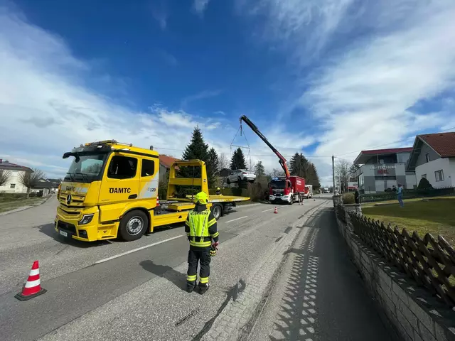Der Kranwagen der Feuerwehr St. Martin und der ÖAMTC waren ebenfalls vor Ort. | Foto: FF Utzenaich