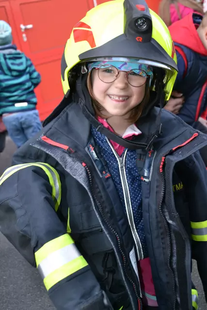 Einmal selbst in eine Schutzausrüstung einer Feuerwehrfrau schlüpfen. | Foto: FF Waidhofen/Thaya