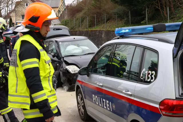 Eine Lenkerin schrottete ihren Suzuki in Thalheim bei Wels, indem sie den Pkw in eine Steinmauer legte - es dürfte Alkohol im Spiel gewesen sein.