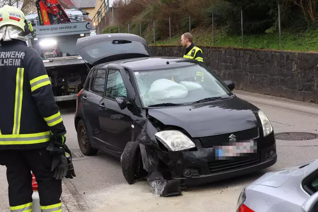 Eine Lenkerin schrottete ihren Suzuki in Thalheim bei Wels, indem sie den Pkw in eine Steinmauer lenkte - es dürfte Alkohol im Spiel gewesen sein.