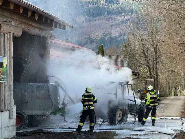 In Lendorf stand ein Traktor in Brand. | Foto: Feuerwehr Möllbrücke