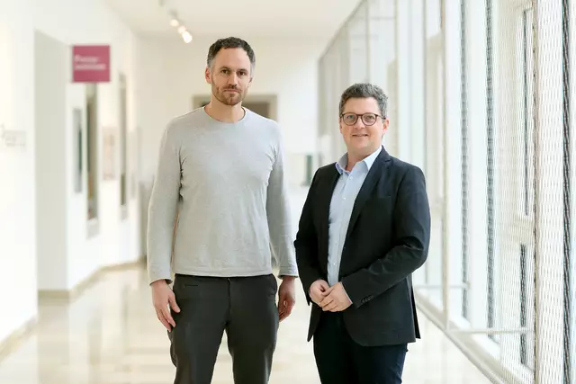 Im Bild (von links): Stefan Leyerer, Geschäftsführer Verein I.S.I. und Jugendschutz-Landesrat Michael Lindner. | Foto: Land OÖ/Denise Stinglmayr