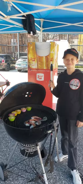 Nachwuchsgriller Alexander Ostheimer beeindruckte die Jury und holte gemeinsam mit seinem Vater Bernhard den 2. Platz bei der Tyrolean Hobby &amp; Familien Grillmeisterschaft. | Foto: Team BO’s BBQ