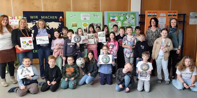 Südwind-Referentin Ulrike Dziurzynski, Ökolog-Beauftrage Bettina Aigner, Volksschuldirektorin Sandra Weinzettl-Baierling, Stadträtin Daniela Mohr, Lehrerin Sonja Teigl sowie die Kinder der 3A. | Foto: Südwind