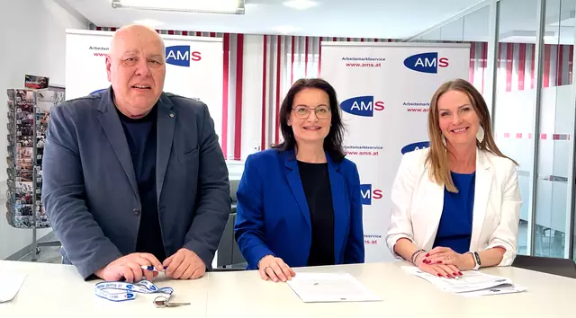 V. li.: Andreas Hinterndorfer (bisheriger Leiter des AMS Tamsweg), Christine Schultes (zukünftige Leiterin des AMS Tamsweg) und AMS-Landesgeschäftsführerin Jacqueline Beyer. | Foto: AMS/Ebner