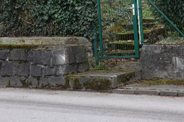 Eine Lenkerin schrottete ihren Suzuki in Thalheim bei Wels, indem sie den Pkw in eine Steinmauer legte - es dürfte Alkohol im Spiel gewesen sein.