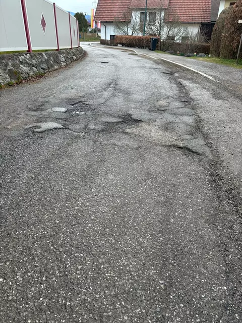 ... Schlaglöcher zieren die "rumpelige" Pogöriacher Straße. | Foto: Privat