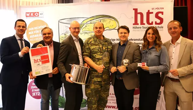 Die fachkundige Jury bei der Schokoladenverkostung: Bildungsdirektor Karl Frittum, Unternehmer Wolfgang Stix, Wirtschaftskammerdirektor Johannes Schedlbauer, Militärkommandant Georg Härtinger, Innungsmeister Thomas Hagmann, Magierin Amelie van Tass und HTS-Direktor Michael Hörhan | Foto: Armin Haiderer