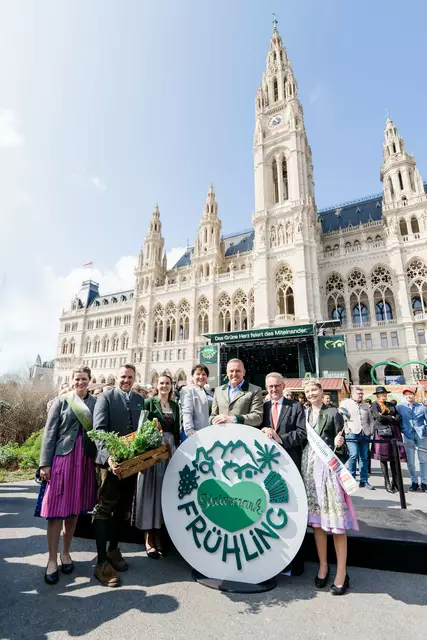 Der Steiermark-Frühling in Wien ist offiziell eröffnet: Michael Feiertag, Geschäftsführer Steiermark Tourismus und Standortmarketing GmbH, LH-Stv. Manuela Khom, Landeshauptmann Mario Kunasek, Landtagspräsident Wien Ernst Woller (v.l.) flankiert von Dachstein- und Narzissenhoheit. | Foto: STG | Michaela Lorber
