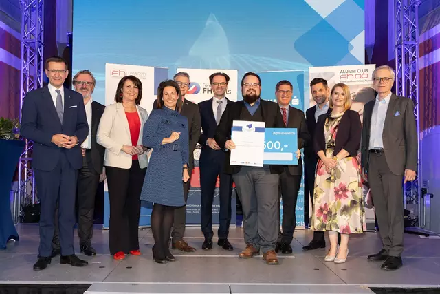 Landesrat Markus Achleitner, Thomas Bründl (FH-Förderverein), zweite Landtags-Präsidentin Sabine Binder, Isolde Perndl (GF FH Oberösterreich), Dekan Roman Froschauer, Präsident Michael Rabl (FH OÖ), Preisträger Friedrich Gollner, Bürgermeister Andreas Rabl, Manuel Molnar (Sparkasse OÖ), Sandra Mühlböck und Fördervereins-Obmann Clemens Malina-Altzinger. | Foto: Land OÖ/Daniela Sternberger