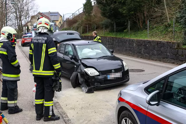 Eine Lenkerin schrottete ihren Suzuki in Thalheim bei Wels, indem sie den Pkw in eine Steinmauer legte - es dürfte Alkohol im Spiel gewesen sein.