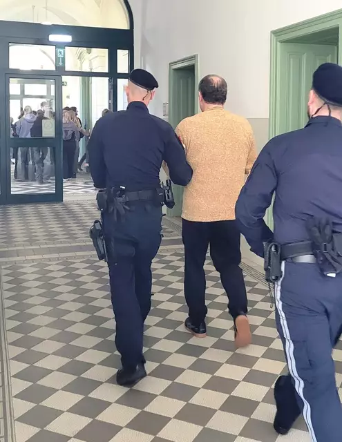 Der bulgarische Einbrecher am Weg zum Prozess in St. Pölten | Foto: Ilse Probst